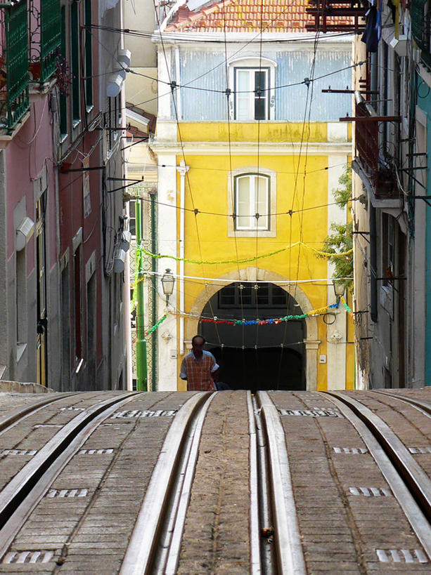 成年人,一个人,竖图,室外,白天,正面,建筑,街道,葡萄牙,欧洲,仅一个男性,拱门,首都,里斯本,运输,摄影,里斯本区,南欧,葡萄牙共和国,步行,半身,彩图,电力线