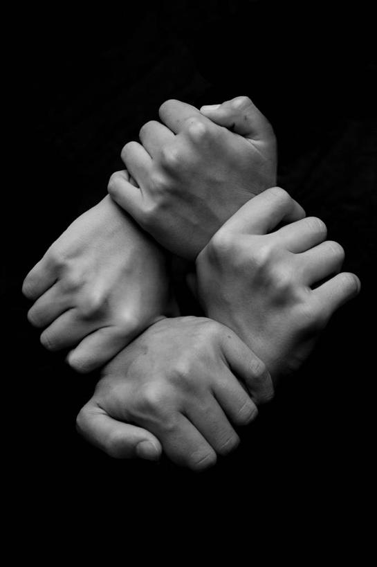 手,两个人,竖图,黑白,特写,美国,黑色背景,联系,人体,摄影,部分,堪萨斯,想法,团结,手牵手,影棚拍摄