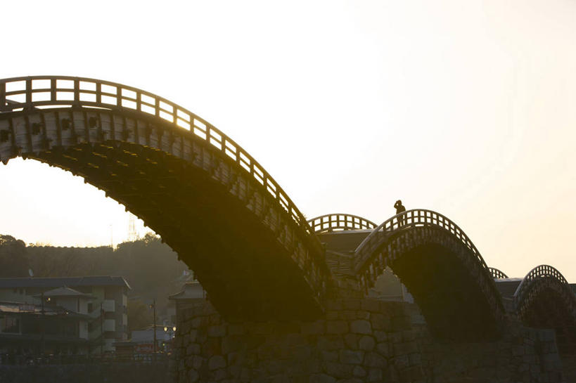 一个人,站,横图,室外,建筑,日本,日本文化,拱门,桥,联系,拱桥,天空,自然,黄昏,运输,摄影,人行桥,山口县,锦带桥,彩图,岩国,独处