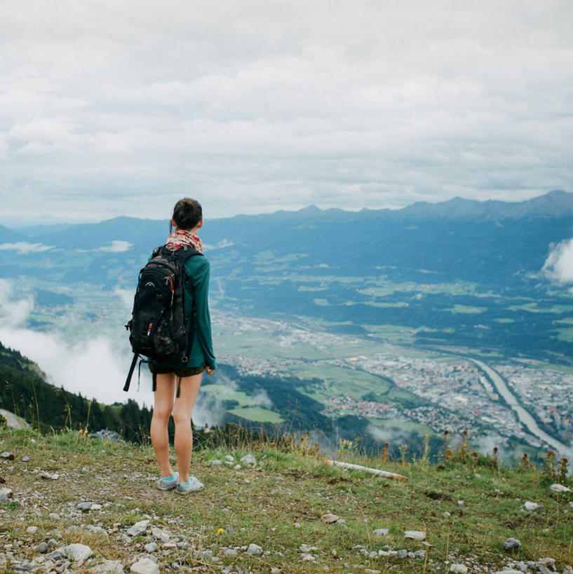 西方人,成年人,一个人,站,竖图,室外,白天,旅游,度假,美景,山,植物,雾,城市风光,城市,奥地利,欧洲,欧洲人,仅一个年轻女性,仅一个女性,仅一个人,地形,景观,云,休闲装,娱乐,草,背面,自然,享受,休闲,思考,景色,放松,摄影,背包客,因斯布鲁克,冒险,年轻女性,女人,女性,白种人,年轻人,彩图,独处