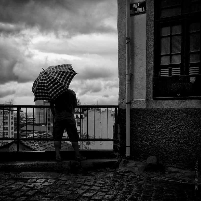 成年人,一个人,栏杆,站,方图,黑白,室外,白天,巴西,仅一个男性,伞,篱笆,天气,拿着,摄影,保护,里约热内卢,等,里约热内卢州,独处