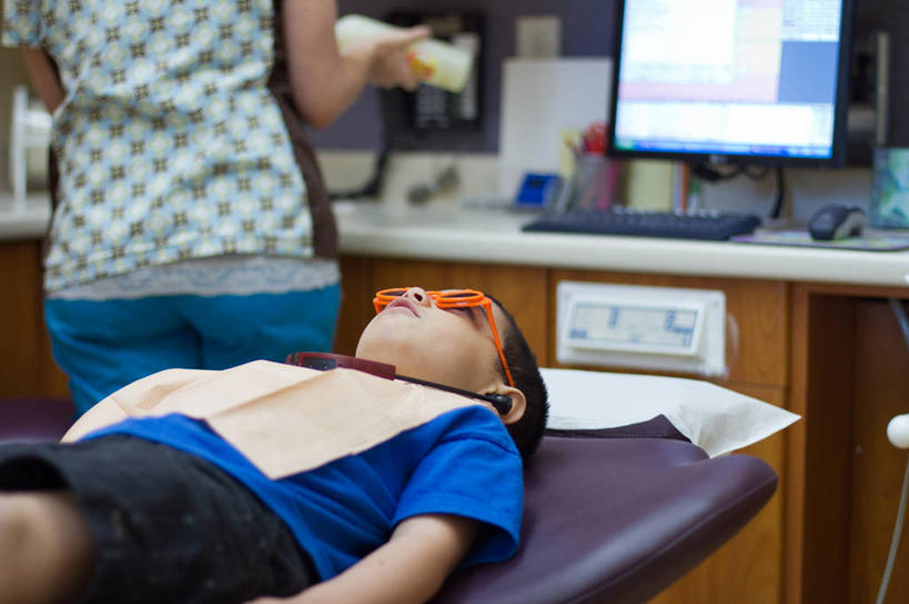 西方人,儿童,成年人,两个人,站,横图,室内,纯洁,技术,床,欧洲,加拿大,欧洲人,准备,眼镜,床单,休闲装,被子,小孩,病床,耳机,可爱,童年,童趣,摄影,被单,童真,烂漫,无邪,温哥华,大不列颠哥伦比亚,天真,计算机,男孩,女人,白种人,亚洲人,印度人,孩子,仰卧,半身,彩图,护理床,医疗床,菲律宾人,考场