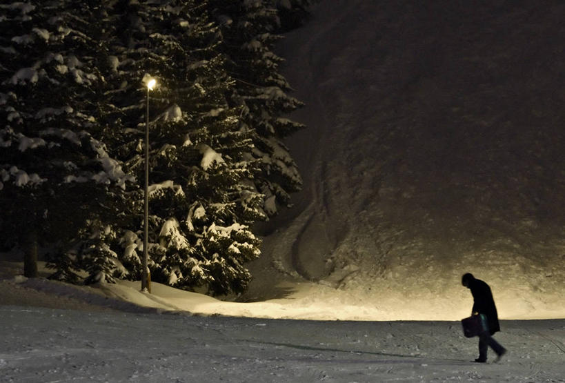 成年人,一个人,横图,室外,夜晚,侧面,雪,街道,路灯,法国,欧洲,仅一个男性,公文包,冬天,自然,寒冷,摄影,照亮,西欧,法兰西,法兰西共和国,法兰西第五共和国,步行,彩图,罗讷.阿尔卑斯,罗讷.阿尔卑斯大区,高雪维尔