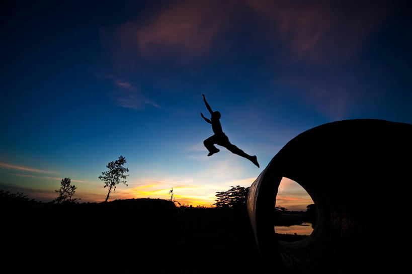 儿童,一个人,跳,举,横图,室外,自由,纯洁,孟加拉国,亚洲,仅一个男性,仅一个人,云,半空,树,小孩,天空,自然,黄昏,托,仅一个小孩,可爱,童年,童趣,摄影,南亚,剪影,童真,烂漫,无邪,勇气,孟加拉人民共和国,锡尔赫特,天真,男孩,男人,男性,孩子,举起,举手,举着,向上举,向上伸,向上托,彩图,男生