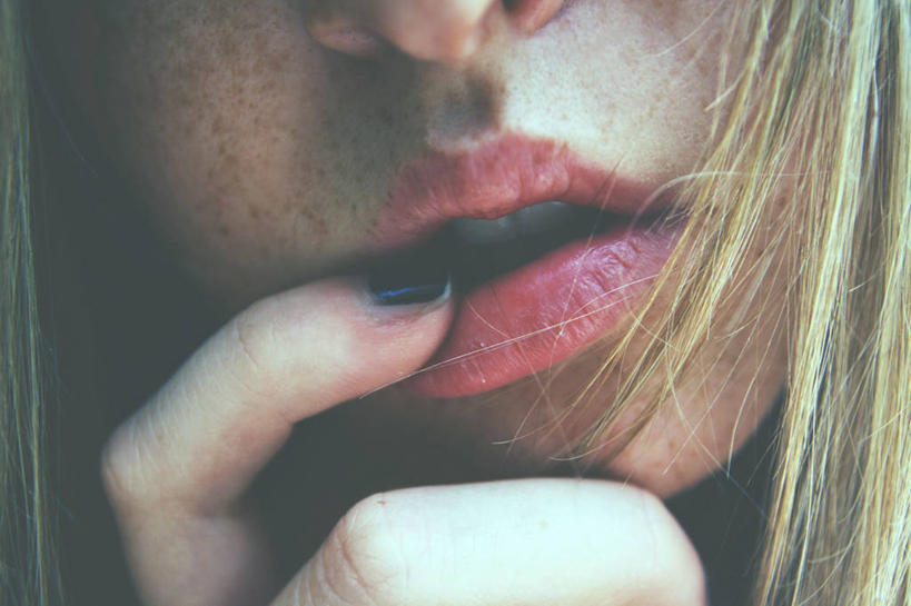 西方人,成年人,头发,一个人,横图,特写,意大利,欧洲,欧洲人,仅一个年轻女性,仅一个女性,仅一个人,咬,首都,思考,手指,金色,个性,吸,人体,摄影,部分,咬着,吮,年轻女性,女人,女性,白种人,年轻人,嘴唇,彩图