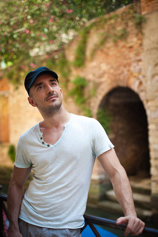 成年人,中年人,健壮,一个人,栏杆,站,竖图,室外,白天,正面,满意,意大利,威尼斯,仅一个男性,仅一个人,仅一个中年男性,反射,棒球帽,拱门,休闲装,思考,摄影,运河,意大利文化,写实,男人,男性,中年男性,半身,彩图,胡茬,英俊