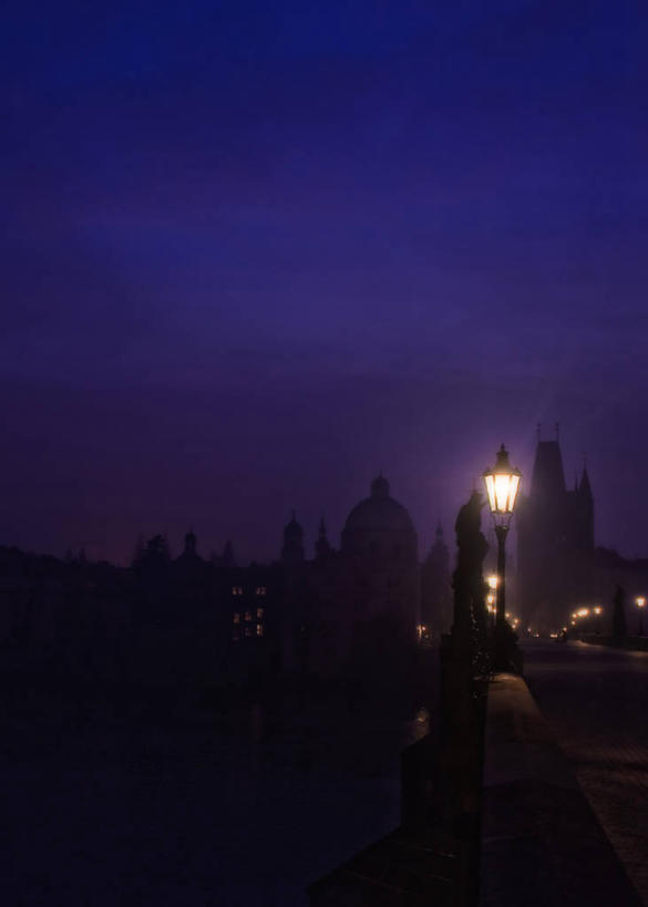 无人,竖图,室外,夜晚,雾,建筑,街道,路灯,欧洲,捷克,雕像,城镇,桥,首都,联系,摄影,照亮,剪影,中欧,捷克共和国,万里无云,波西米亚,布拉格,查理大桥,彩图