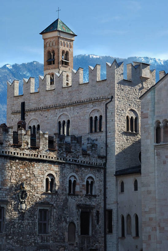 无人,教堂,竖图,室外,白天,山,山脉,建筑,意大利,欧洲,钟楼,历史,摄影,宗教,基督教,南欧,意大利文化,意大利共和国,特伦托,特伦蒂诺.上阿迪杰大区,彩图