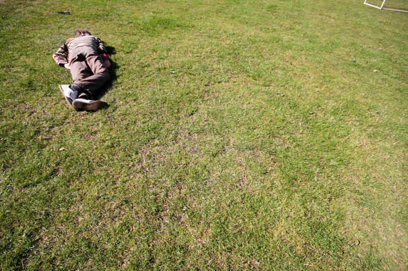 成年人,一个人,横图,俯视,室外,白天,鞋子,德国,仅一个男性,仅一个人,休闲装,草,仅一个年轻男性,趴着,放松,摄影,勃兰登堡州,男人,男性,年轻男性,年轻人,双腿交叉,彩图,高角度拍摄,独处