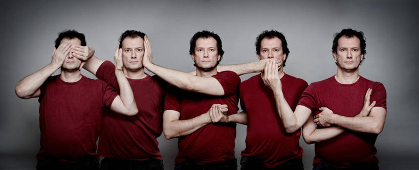 成年人,中年人,老年人,头发,一个人,站,摸,双手交叉,横图,全景,法国,仅一个男性,仅一个人,仅一个中年男性,五个人,抚摸,灰色背景,并排,T恤,拿着,休闲装,黑色,遮,遮掩,摄影,灵感,宁静,掩盖,双手抱胸,遮挡,想象,遮盖,掩饰,想法,男人,男性,中年男性,触摸,接触,半身,彩图,影棚拍摄,捂住,晕影