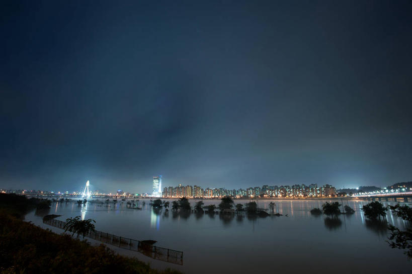 无人,横图,俯视,室外,夜晚,河流,水,建筑,首尔,韩国,反射,桥,首都,联系,天空,摄影,宁静,照亮,汉江,彩图,高角度拍摄