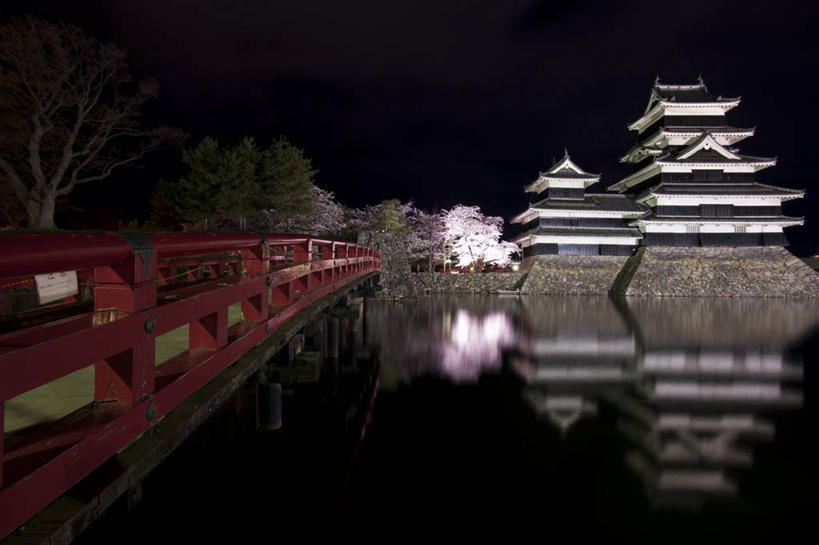 无人,栏杆,横图,室外,夜晚,建筑,樱花,长野县,日本,日本文化,反射,城堡,桥,联系,樱桃树,历史,天空,摄影,宁静,护城河,松本,松本城,死水,彩图