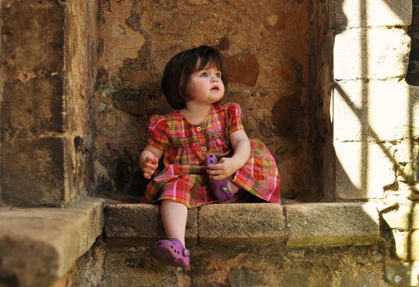 西方人,婴儿,儿童,一个人,坐,横图,室内,白天,正面,纯洁,英国,欧洲,欧洲人,仅一个人,拿着,休闲装,小孩,向上看,可爱,童年,摄影,活泼,宝宝,纯真,烂漫,无邪,伶俐,天真,白种人,孩子,彩图,短发,好奇心