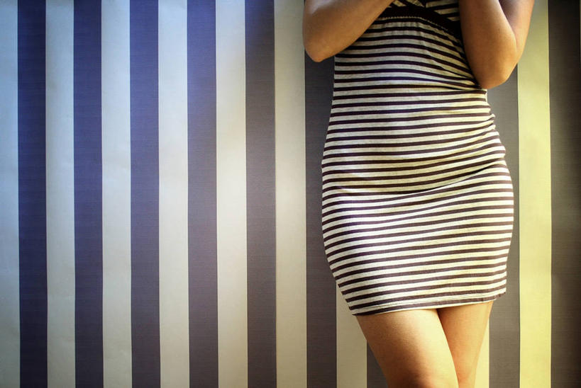 成年人,一个人,站,横图,室内,正面,时尚,壁纸,意大利,仅一个女性,条纹,摄影,反差,彩图