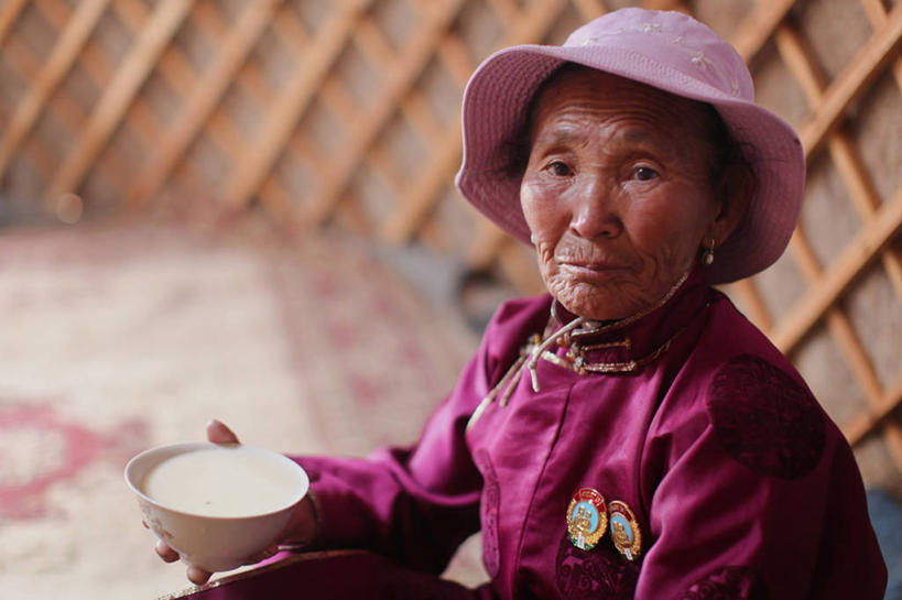 牛奶,成年人,老年人,一个人,坐,横图,室内,帽子,蒙古,仅一个女性,仅一个人,拿着,饮食,饮料,碗,放松,摄影,仅一个老年女性,肖像,老年女性,女人,女性,亚洲人,彩图,传统服装,蒙古文化