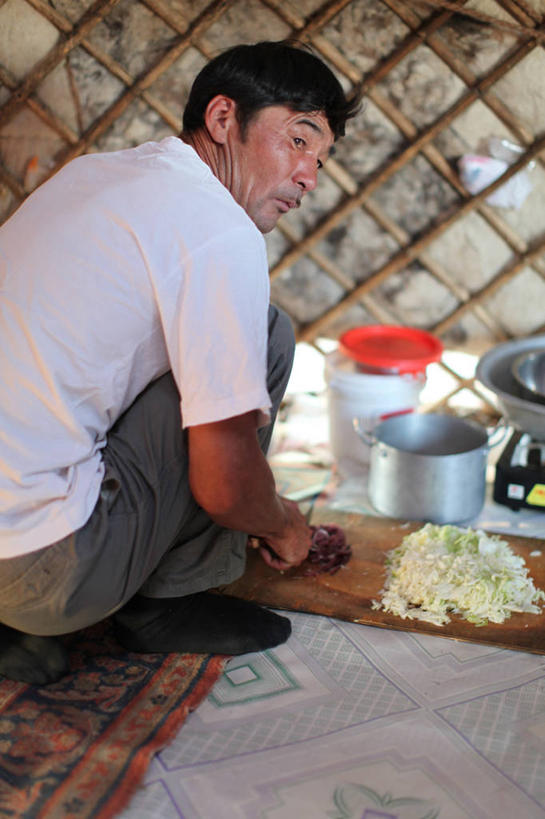 成年人,中年人,老年人,一个人,蹲,竖图,室内,白天,旅游,度假,蒙古,仅一个男性,仅一个人,仅一个中年男性,准备,帐篷,案板,拿着,休闲装,娱乐,饮食,享受,休闲,放松,摄影,露营,野营,蒙古包,宿营,男人,男性,中年男性,亚洲人,彩图,蒙古文化