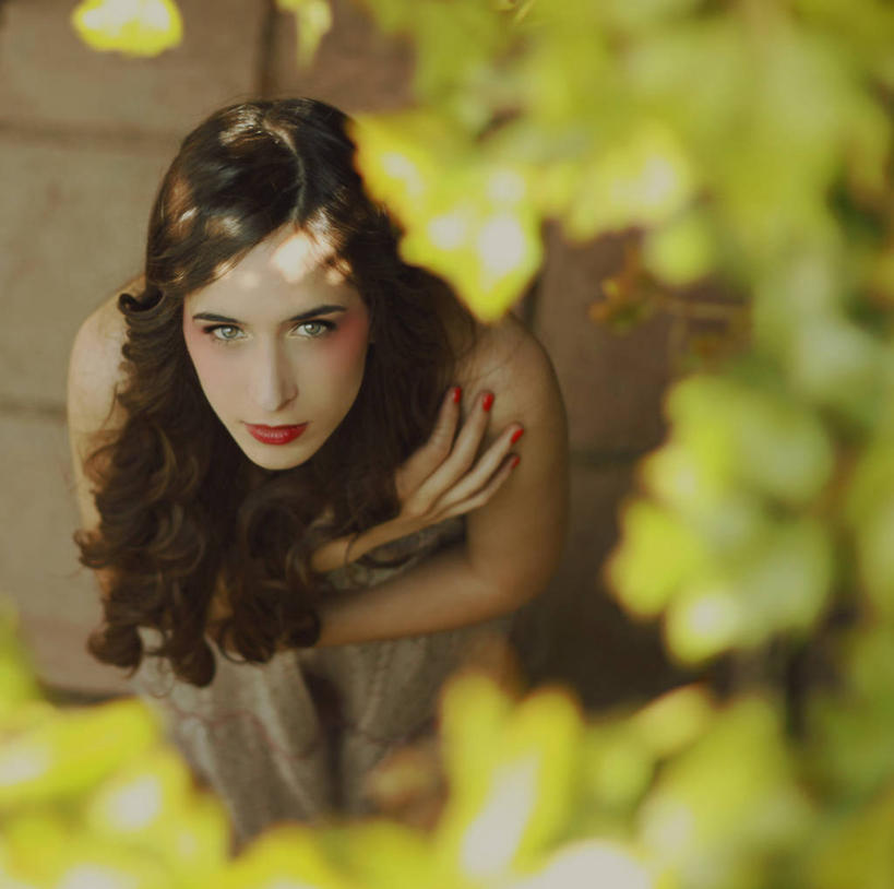 西方人,成年人,一个人,横图,信心,叶子,日光,西班牙,欧洲,欧洲人,仅一个年轻女性,仅一个女性,仅一个人,覆盖,枝,格拉纳达,摄影,肖像,年轻女性,女人,女性,白种人,年轻人,彩图,美人