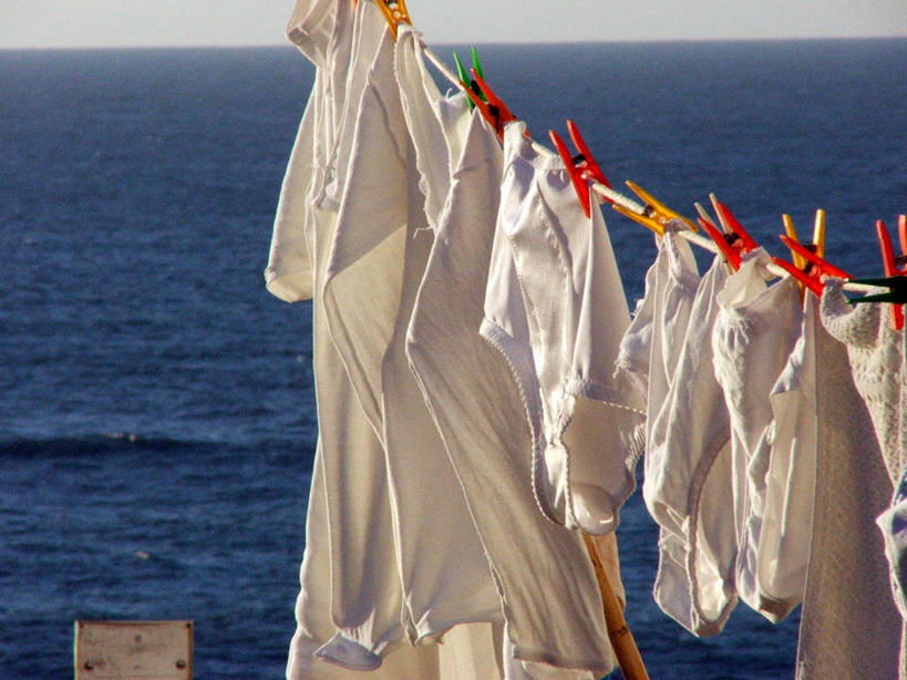 无人,横图,室外,白天,海洋,葡萄牙,吊挂,悬挂,挂,洗衣服,衣服,白色,晾衣服,摄影,卫生,衣夹,烘干,彩图