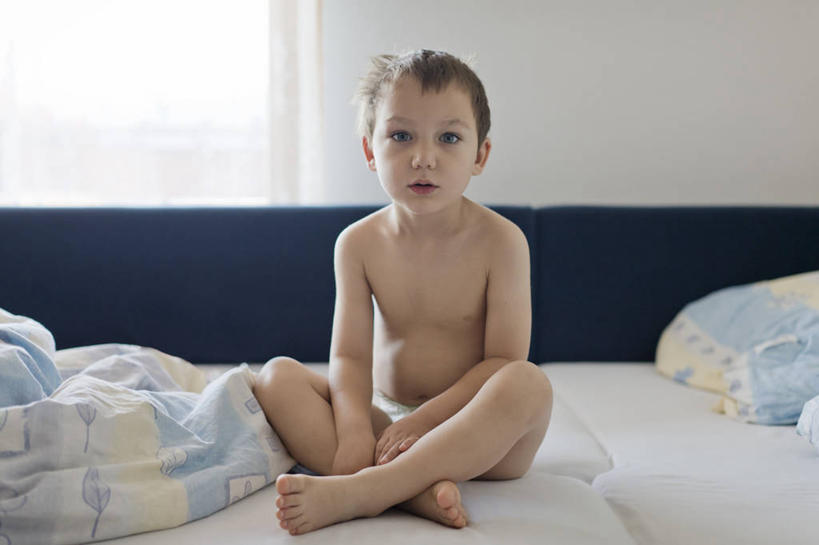 西方人,儿童,一个人,横图,室内,纯洁,床,卧室,瑞士,欧洲,欧洲人,仅一个男性,仅一个人,床上用品,起床,小孩,仅一个小孩,可爱,童年,童趣,摄影,早晨,肖像,童真,烂漫,无邪,瓦莱斯州,天真,男孩,男人,男性,白种人,孩子,盘着腿坐,彩图,男生