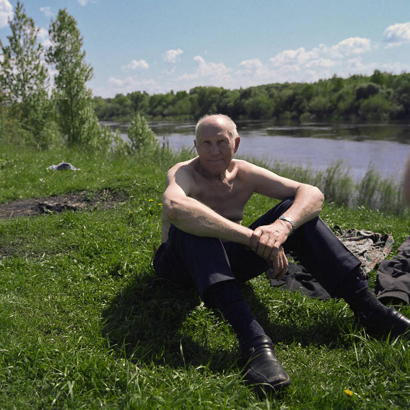 成年人,老年人,一个人,坐,方图,室外,白天,河流,白俄罗斯,仅一个男性,仅一个人,阴影,河岸,云,裸露,草,树,自然,仅一个老年男性,放松,摄影,肖像,裸,老年男性,男人,男性,休闲活动,彩图,发际线后移