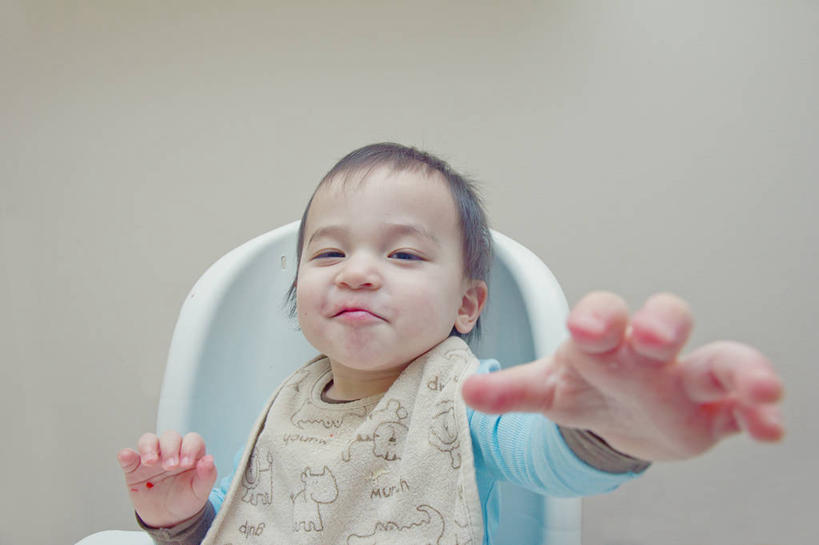 西方人,婴儿,儿童,脸,头,脸颊,一个人,坐,微笑,横图,白色背景,满意,幸福,纯洁,欧洲,加拿大,欧洲人,仅一个人,高脚椅,围兜,肩膀,小孩,餐巾,可爱,童年,摄影,活泼,幽默,宝宝,肖像,纯真,烂漫,无邪,口水巾,食饭兜,婴儿围脖,婴儿围兜,温哥华,大不列颠哥伦比亚,伶俐,天真,白种人,孩子,头部,脸部,脸蛋,面部,彩图,影棚拍摄,菲律宾人