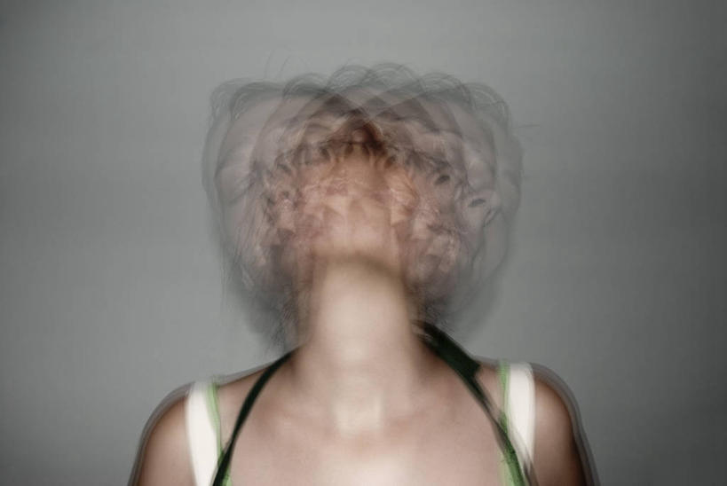 西方人,成年人,一个人,横图,正面,运动模糊,多次曝光,欧洲,斯洛文尼亚,欧洲人,仅一个年轻女性,仅一个女性,仅一个人,灰色背景,数码合成,摄影,年轻女性,女人,女性,白种人,年轻人,彩图,影棚拍摄