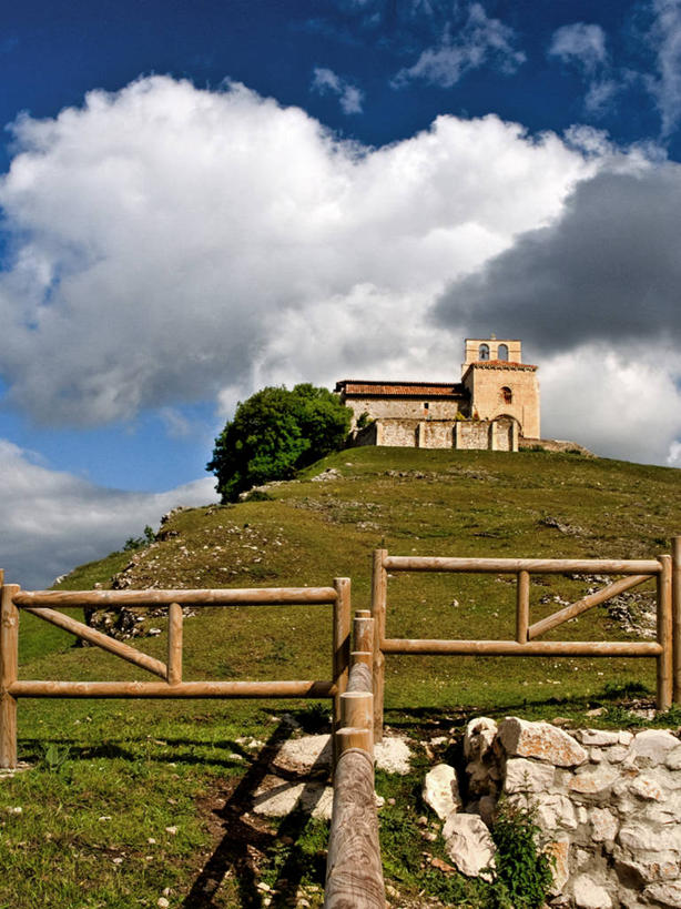 无人,竖图,室外,白天,山,建筑,西班牙,欧洲,云,草,天空,地标建筑,摄影,宁静,南欧,西班牙王国,卡斯蒂利亚,莱昂,卡斯蒂利亚.莱昂,莱昂省,岩石,彩图