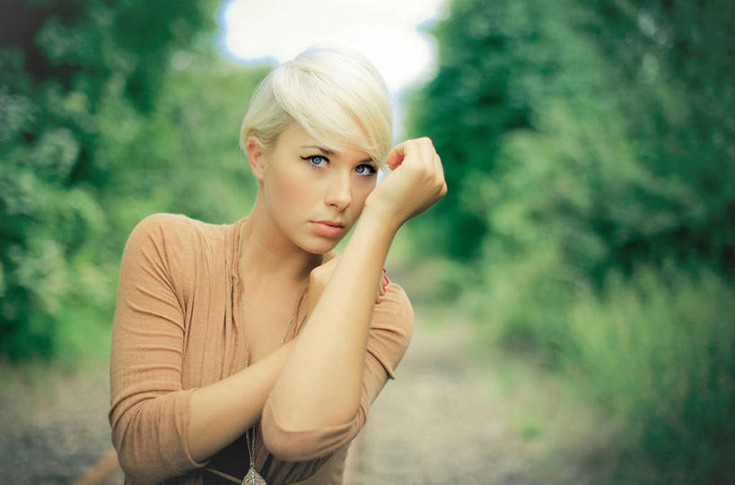 成年人,脸,头,脸颊,头发,一个人,横图,室外,白天,信心,德国,仅一个年轻女性,仅一个女性,仅一个人,首都,休闲装,柏林,肩膀,树,靠,靠着,金色,个性,凝视,摄影,肖像,时装模特,年轻女性,女人,女性,年轻人,头部,脸部,脸蛋,面部,彩图,美人