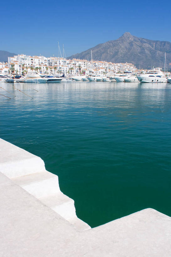 无人,竖图,室外,白天,旅游,度假,海洋,山,船,西班牙,欧洲,停靠,反射,城镇,娱乐,地标建筑,享受,休闲,放松,运输,摄影,停泊,马拉加省,万里无云,马贝拉,彩图,海港