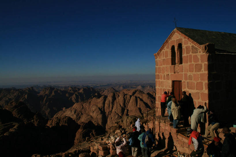 横图,室外,白天,山脉,建筑,非洲,埃及,砖,地平线,地形,辽阔,地面,许多人,休闲装,祈祷,一群人,广阔,摄影,宗教,一望无际,中东,基督教,宗教建筑,延伸,天地相交,埃及文化,阿拉伯埃及共和国,金字塔之国,棉花之国,阿非利加洲,无边无际,一马平川,灵性,西奈山,何烈山,摩西山,自然地理,彩图