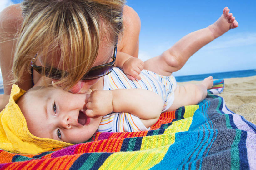 西方人,婴儿,儿童,成年人,中年人,脸,头,脸颊,头发,两个人,家庭,母亲,儿子,横图,室外,度假,纯洁,帽子,西班牙,欧洲,欧洲人,连接,条纹,肩膀,小孩,太阳镜,遮阳帽,张嘴,温暖,温馨,一家人,赤脚,金色,可爱,摄影,活泼,和睦,宝宝,张大嘴巴,纯真,烂漫,无邪,万里无云,伶俐,天真,男性,中年女性,白种人,孩子,头部,脸部,脸蛋,面部,海滩,张开嘴,亲吻,彩图,爱,海滩巾,融洽,连身衣