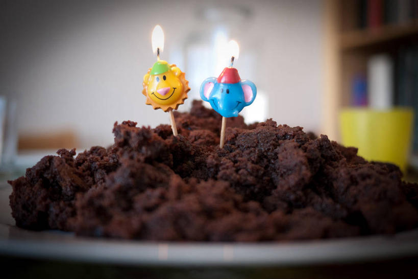 无人,横图,室内,特写,生日,蜡烛,西班牙,巴塞罗那,庆祝,火焰,食品,燃烧,巧克力蛋糕,饮食,生日蛋糕,摄影,幽默,照亮,面包屑,碎屑,彩图,晕影