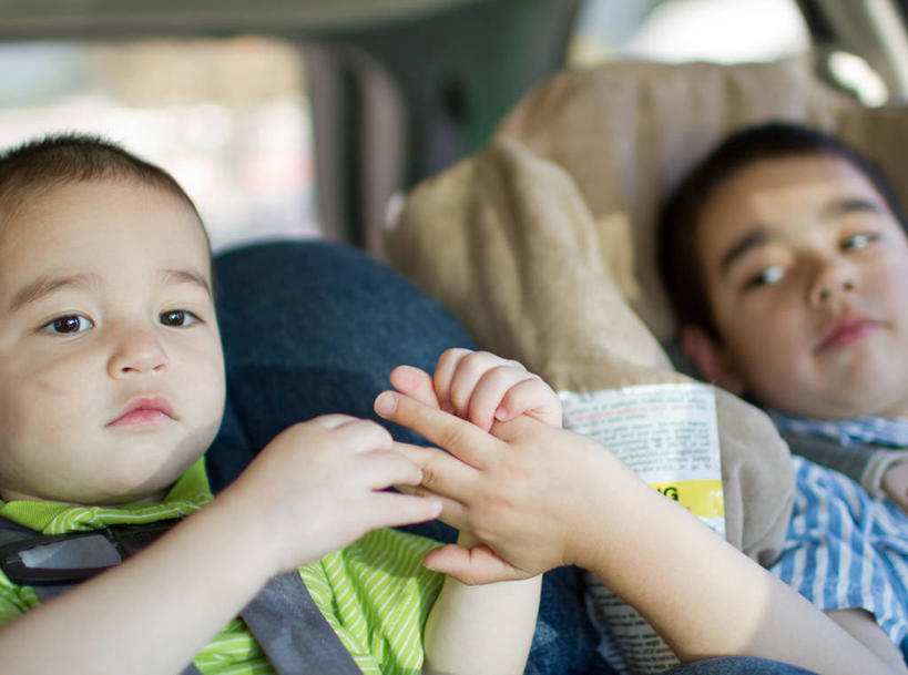 西方人,婴儿,儿童,脸,头,脸颊,两个人,兄弟,坐,横图,室外,白天,纯洁,旅途,欧洲,加拿大,欧洲人,肩膀,小孩,可爱,童年,童趣,运输,摄影,活泼,宝宝,童真,纯真,烂漫,无邪,温哥华,儿童安全座椅,伶俐,天真,男孩,男性,白种人,亚洲人,孩子,头部,脸部,脸蛋,面部,手牵手,彩图,菲律宾人