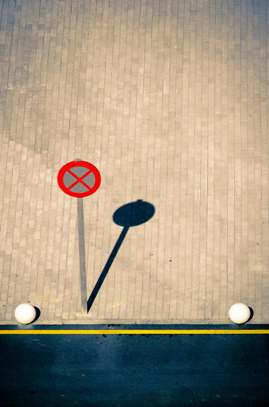 无人,竖图,室外,白天,通讯,街道,指示牌,日光,西班牙,停靠,阴影,标志,文字,警告,标识,警示,摄影,指导,禁止,提醒,提示,停泊,限制,交通标志,系船柱,坎塔布利亚,危险,彩图