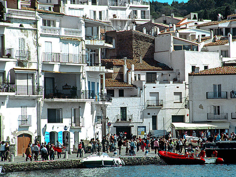 横图,室外,白天,建筑,船,西班牙,欧洲,城镇,许多人,一群人,摄影,南欧,加泰罗尼亚,西班牙王国,赫罗纳,赫罗纳省,死水,卡达凯斯,彩图