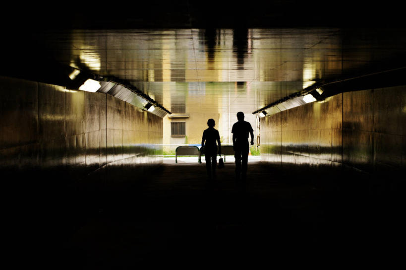 成年人,两个人,丈夫,妻子,横图,室内,白天,日本,连接,并排,隧道,摄影,剪影,男人,男性,女人,女性,步行,半身,彩图