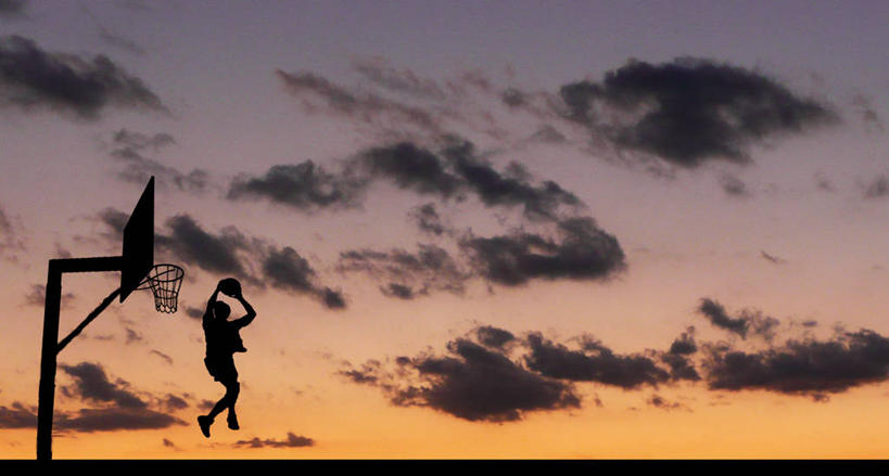 成年人,一个人,跳,横图,室外,运动,日落,塞浦路斯,仅一个男性,篮球框,云,半空,拿着,休闲装,天空,活力,摄影,剪影,拉纳卡,彩图