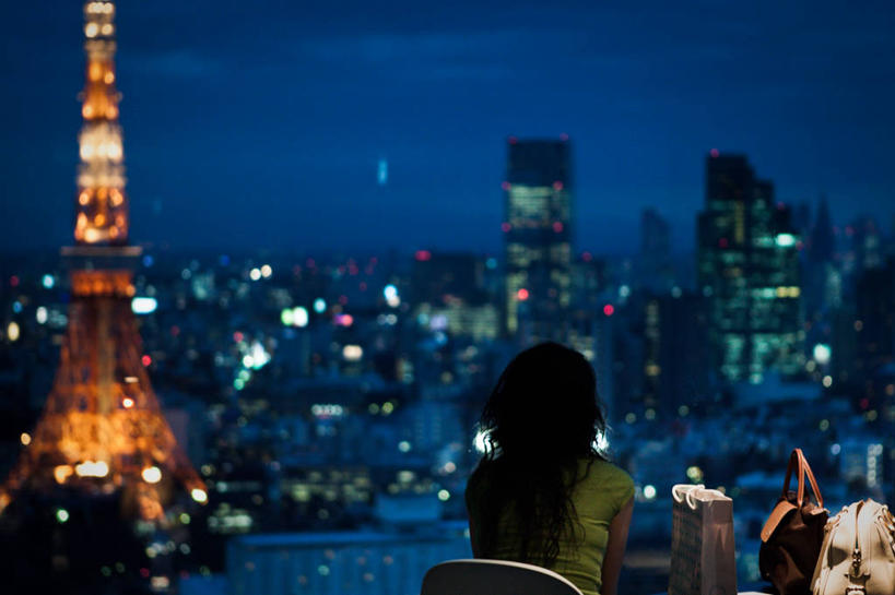 成年人,脸,头,脸颊,一个人,坐,横图,室外,夜晚,度假,美景,城市风光,城市,建筑,椅子,东京,日本,仅一个女性,日本文化,包,景观,塔,首都,休闲装,娱乐,肩膀,背面,天空,享受,休闲,思考,景色,放松,摄影,东京塔,照亮,港区,头部,脸部,脸蛋,面部,彩图,独处