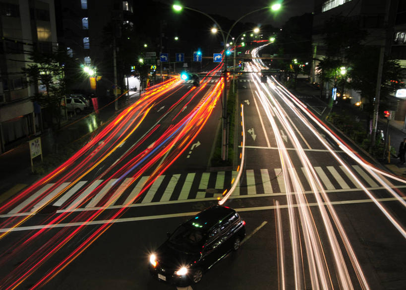 无人,横图,俯视,室外,夜晚,汽车,照明,东京,日本,青山,首都,车,灯,灯具,交通工具,运输,摄影,尾灯,迅速,照亮,照明设备,载具,前照灯,前大灯,车前灯,斑马线,彩图,高角度拍摄