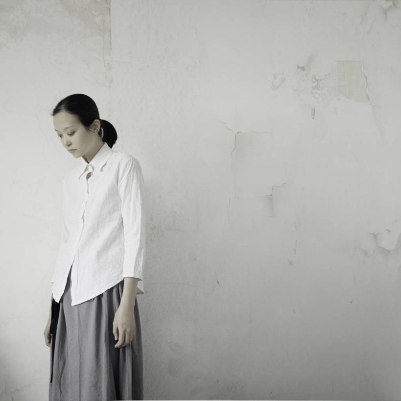 成年人,一个人,站,方图,黑白,室内,衬衫,裙子,寂寞,北京,仅一个年轻女性,仅一个女性,仅一个人,墙,角落,首都,注视,观察,看,摄影,观看,察看,马尾辫,关注,悲哀,年轻女性,女人,女性,亚洲人,中国人,年轻人,独处