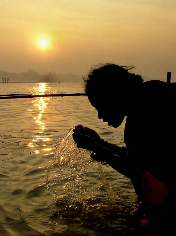 成年人,一个人,竖图,室外,湖,日落,太阳,印度,仅一个女性,喝,弯腰,溅,反射,云,摄影,清新,剪影,纯净,比哈尔,彩图