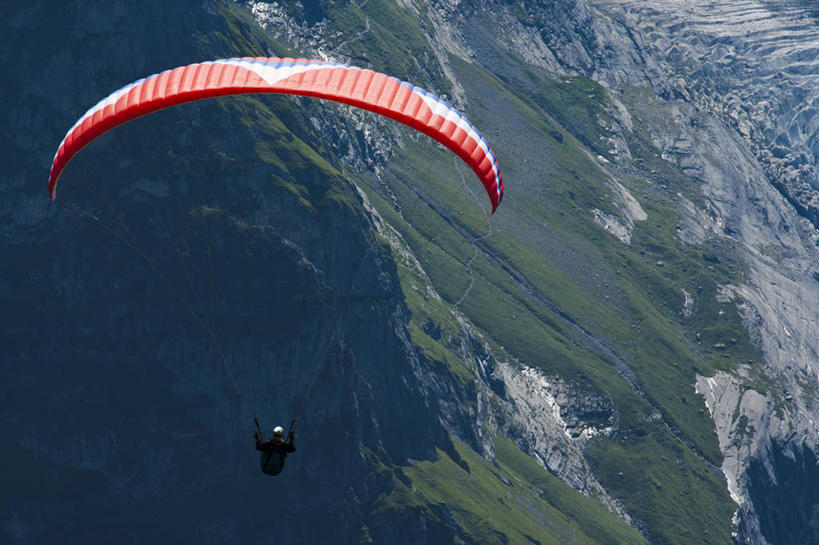 一个人,横图,俯视,室外,白天,运动,山,降落伞,瑞士,半空,草,夏天,活力,摄影,格林德瓦,因特拉肯,冒险,休闲活动,彩图,高角度拍摄