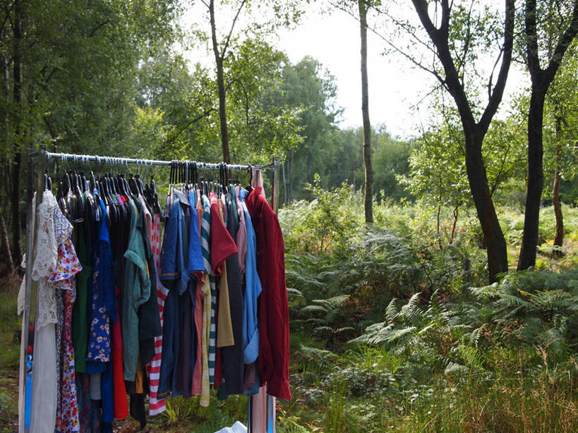 无人,横图,室外,白天,森林,树林,衣架,英国,许多,吊挂,悬挂,很多,挂,树,衣服,天空,自然,摄影,多样,宁静,选择,艾塞克斯大学,彩图