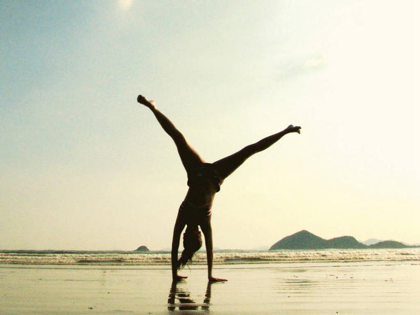 成年人,一个人,横图,室外,海洋,巴西,仅一个女性,反射,云,抬腿,天空,黄昏,波浪,活力,乐趣,平衡,摄影,张开双腿,宁静,颠倒,享乐,剪影,圣保罗州,展开双腿,海滩,休闲活动,彩图,伸展双腿