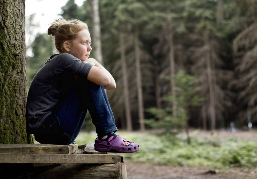 西方人,儿童,头发,一个人,坐,横图,室外,白天,侧面,纯洁,树林,鞋子,英国,欧洲,美国,欧洲人,仅一个女性,仅一个人,托腮,休闲装,树,树干,小孩,仅一个小孩,思考,金色,可爱,童年,童趣,摄影,抱膝,北美,北美洲,美洲,童真,烂漫,无邪,北卡罗来纳州,北亚美利加洲,亚美利加洲,北卡罗来纳,焦油脚根之州,黑油鞋根之州,老北州,萨里市,天真,女孩,女人,女性,白种人,孩子,屈膝,彩图,美利坚合众国,女生,吉尔福德郡