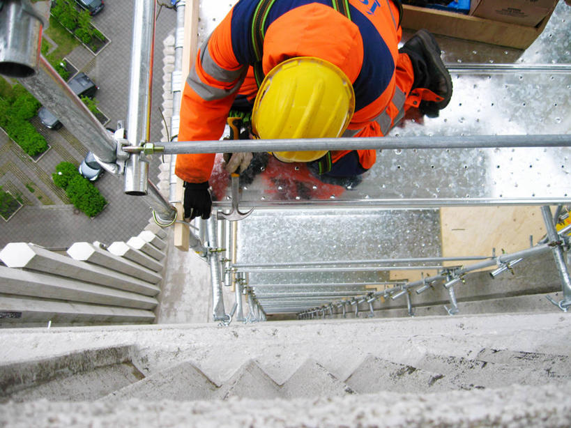 成年人,一个人,建筑工人,横图,俯视,室外,白天,工作服,制服,安全,建筑业,冰岛,仅一个男性,工作,头饰,防护,首都,脚手架,安全帽,摄影,保护,保险,防护服,发展,保全,周全,安稳,安定,工作制服,雷克雅未克,进展,平安,彩图,高角度拍摄,工作套服