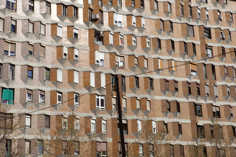 无人,横图,室外,特写,白天,窗户,建筑,西班牙,巴塞罗那,一排,整齐,杆,排列,摄影,队列,一致,彩图,巴塞罗那省,电力线