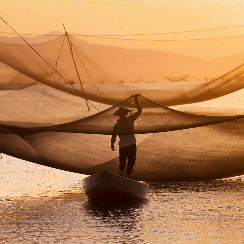 成年人,一个人,站,举,方图,室外,渔业,河流,船,越南,仅一个男性,反射,黎明,休闲装,天空,托,运输,摄影,渔网,会安,举起,举手,举着,向上举,向上伸,向上托,彩图,钓鱼,独处