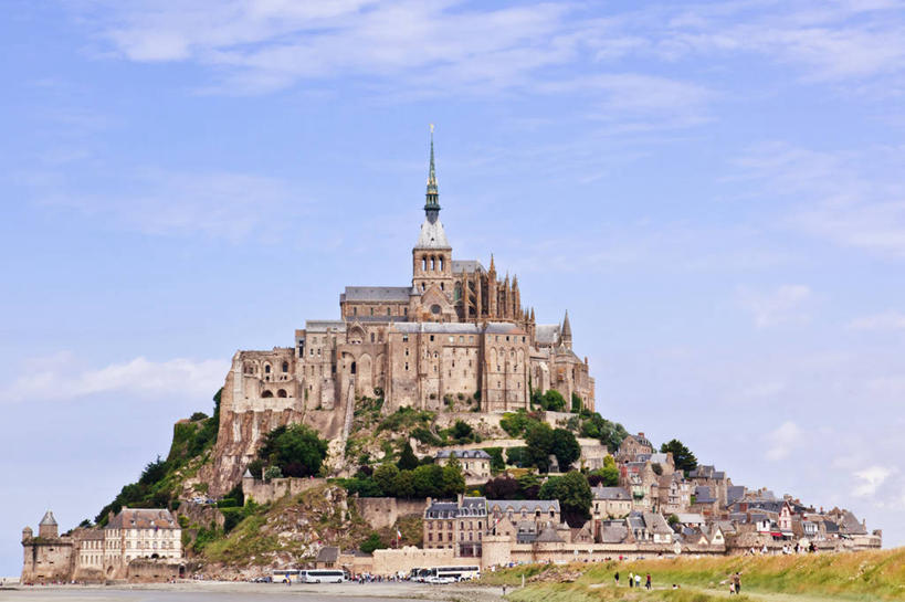 横图,室外,白天,建筑,法国,行人,游客,游人,岛,云,历史,路人,旅客,天空,地标建筑,摄影,宁静,修道院,法国文化,圣米歇尔山,过客,彩图