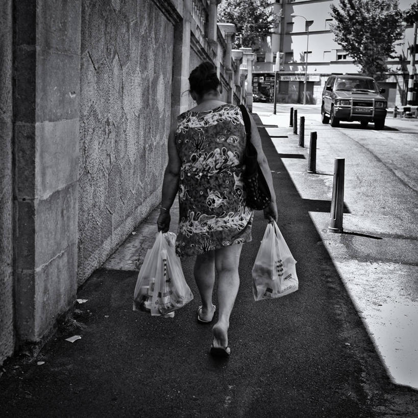 成年人,一个人,方图,黑白,室外,白天,街道,汽车,西班牙,仅一个女性,人行道,挎包,拿着,休闲装,塑料袋,背面,摄影,生活方式,帕尔马,步行